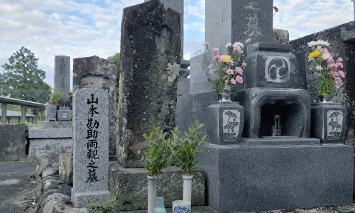 山本勘助の父母の墓碑